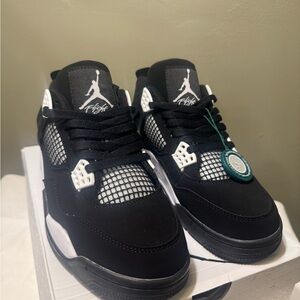 Air Jordan 4 Retro “White Thunder”